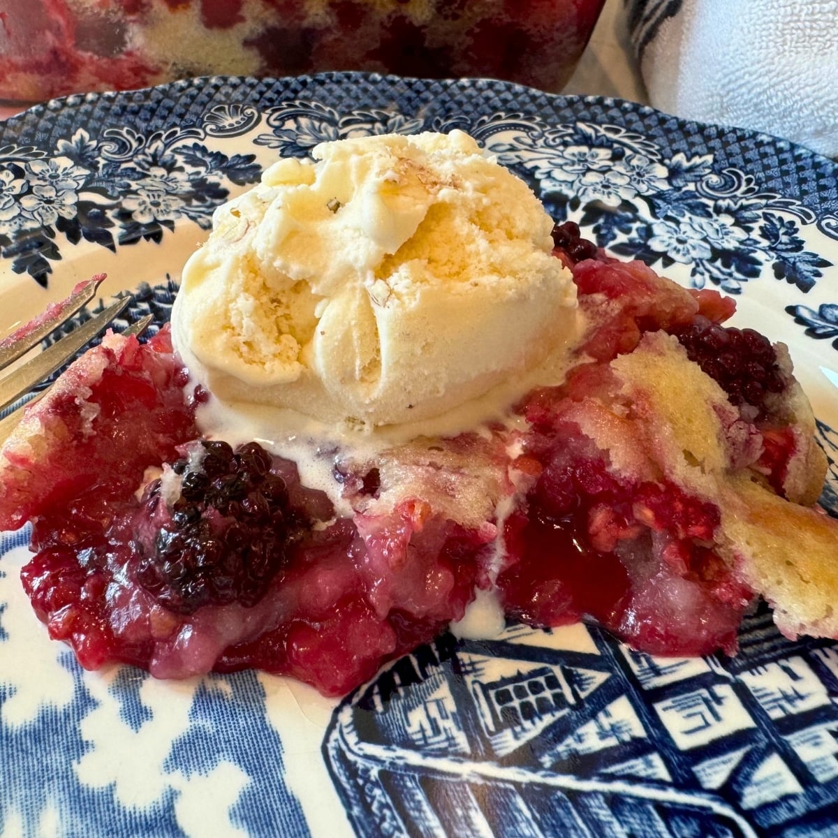 the best easy blackberry cobbler with a scoop of vinilla ice cream on top