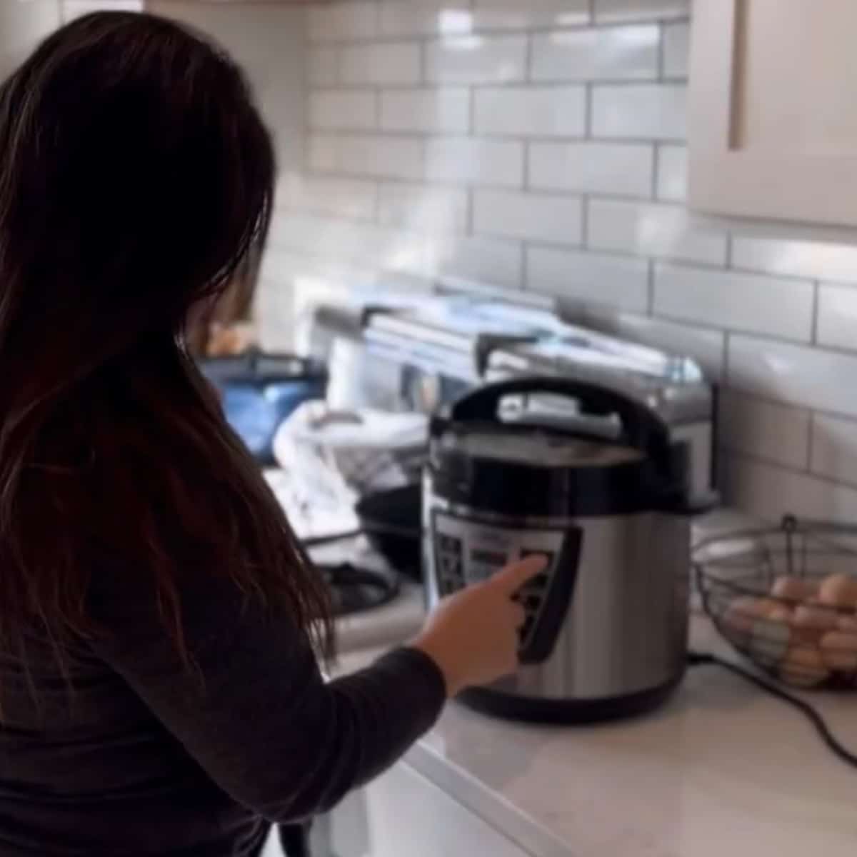 setting the instant pot to high for 5 minutes egg cook