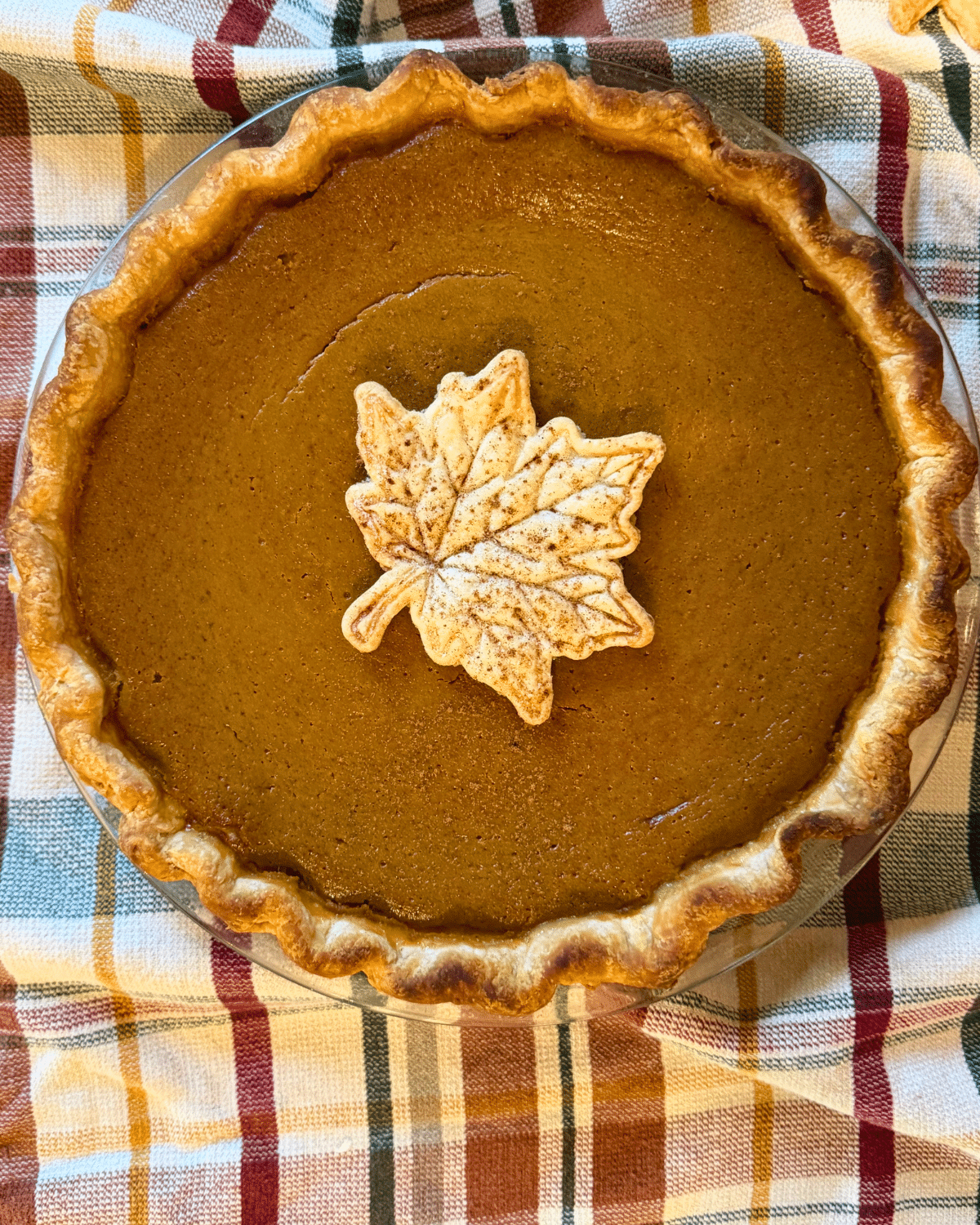 pumpkin pie with leaf in the middle