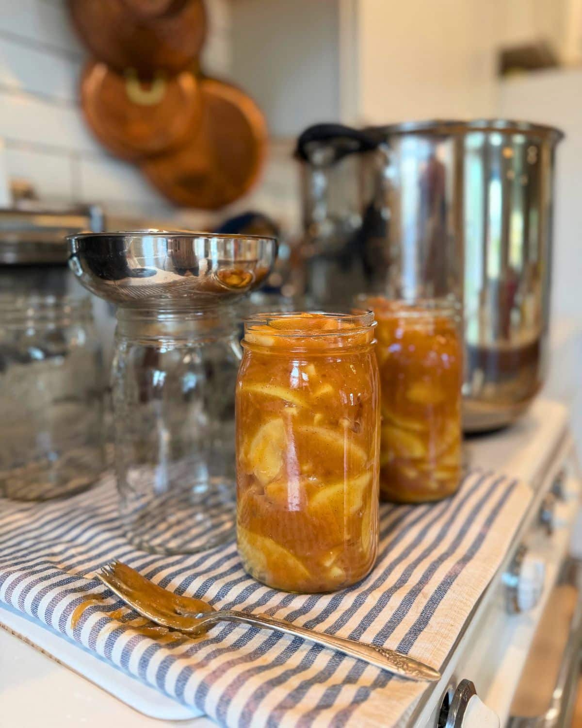 filling jars with apple pie filling canning recipe on the stove top